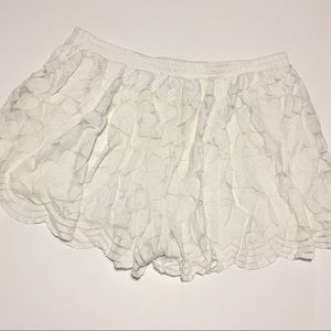 EUC Torrid Size 2 White Lace Double Layered Short